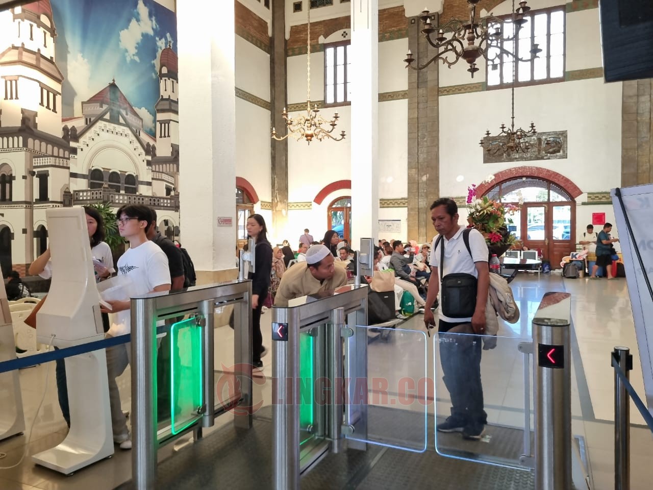 Pelanggan KAI manfaatkan tegnologi Face Recognition di Stasiun Daop 4 Semarang. (dok KAI Daop 4 Semarang)