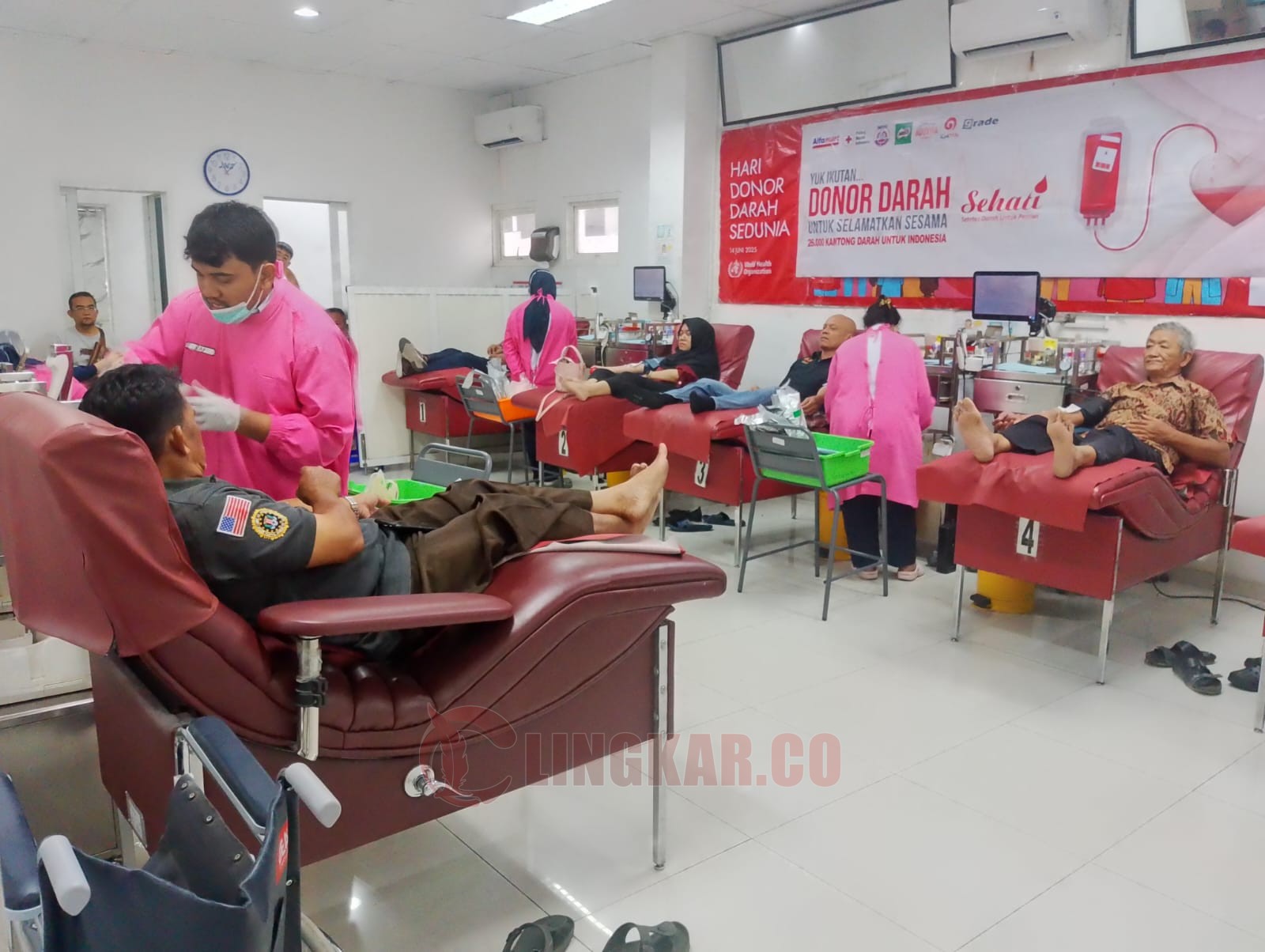 Kegiatan donor darah dalam memperingati HUT ke-26 Alfamart di Semarang. (dok Alfamart)