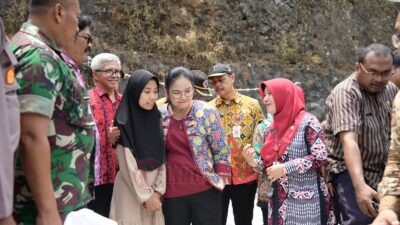 Wali Kota Semarang, Agustina Wilujeng Pramestuti datangi rumah korban peristiwa kebakaran di Kecamatan Candisari. (dok Pemkot Semarang)