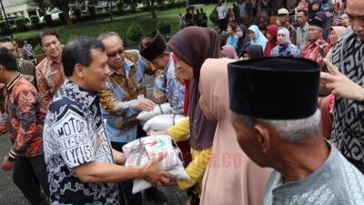 Gubernur Jateng, Ahmad Luthfi serahkan penyaluran bantuan beras kepada penerima manfaat. (dok Istimewa)