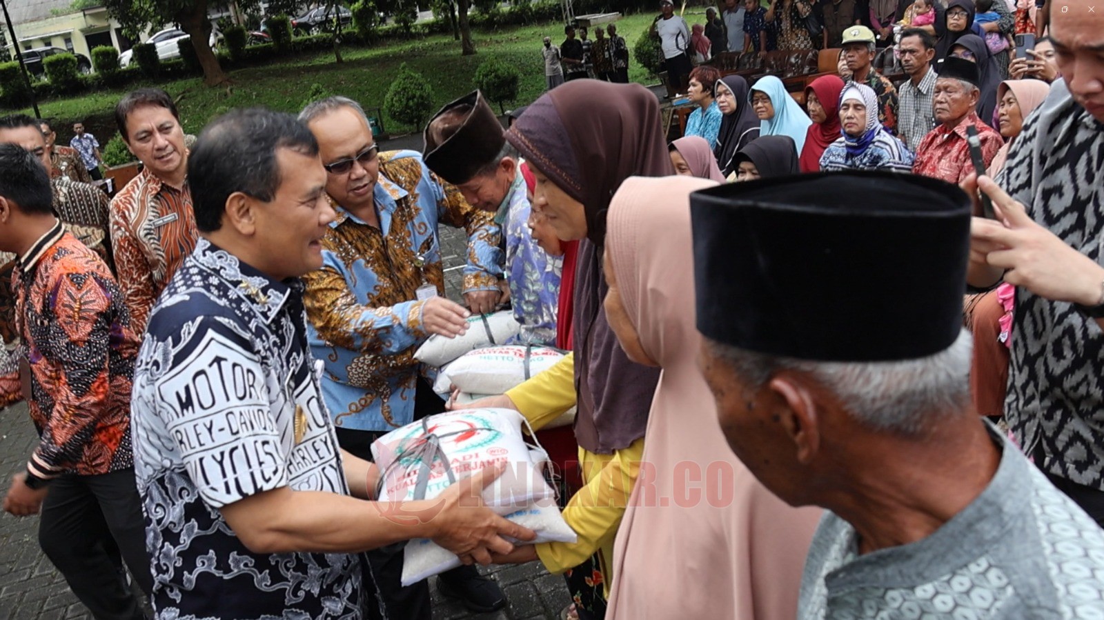 Gubernur Jateng, Ahmad Luthfi serahkan penyaluran bantuan beras kepada penerima manfaat. (dok Istimewa)