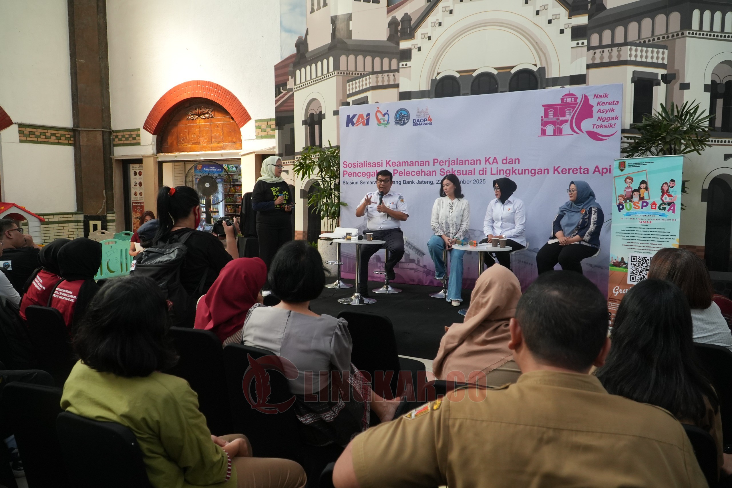 Talkshow dan sosialisasi bertema “Naik Kereta Asyik Nggak Toksik” di Stasiun Semarang Tawang Bank Jateng. (dok KAI Daop 4 Semarang)