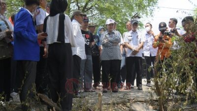 Wali Kota Semarang, Agustina Wilujeng Pramestuti saat meninjau lokasi kebakaran di Sedangguwo dam Palebon. (dok Pemkot Semarang)