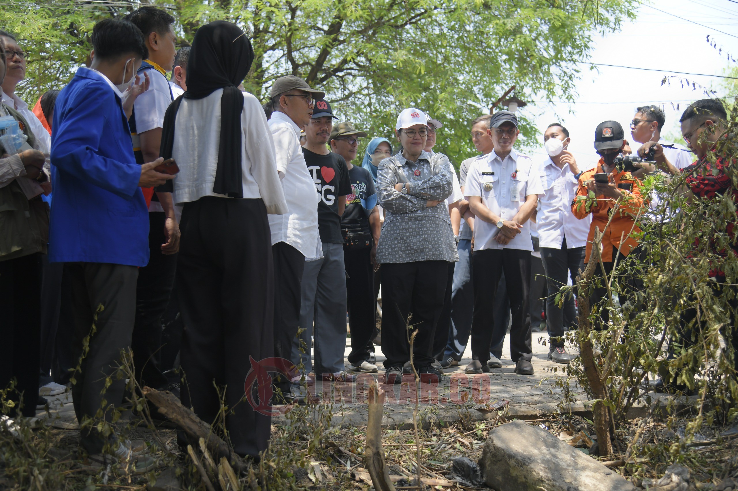 Wali Kota Semarang, Agustina Wilujeng Pramestuti saat meninjau lokasi kebakaran di Sedangguwo dam Palebon. (dok Pemkot Semarang)