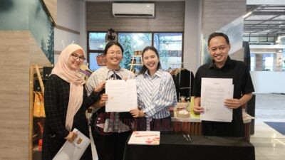 Ketua Harian Dekranasda Kota Semarang, Syanaz Nadya Winanto Putri bersama GM Hotel Front One HK Semarang tandatangi kerjasama penyediaan tempat untuk produk UMKM Semarang. ( dok Alan Henry)