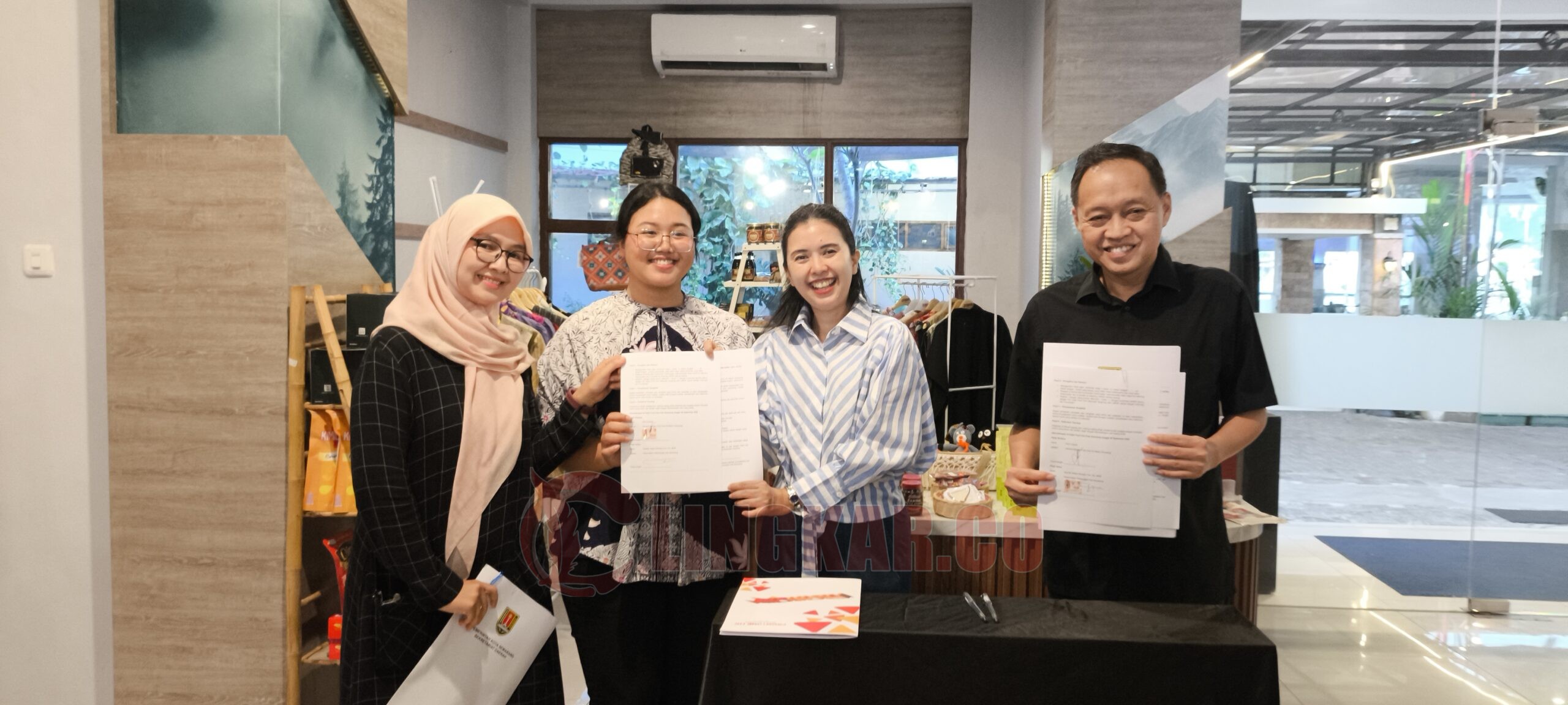 Ketua Harian Dekranasda Kota Semarang, Syanaz Nadya Winanto Putri bersama GM Hotel Front One HK Semarang tandatangi kerjasama penyediaan tempat untuk produk UMKM Semarang. ( dok Alan Henry)
