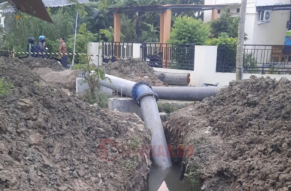 PDAM Semarang lakukan pekerjaan reposisi jembatan pipa di kawasan Tanggulasri. (dok PDAM Semarang)