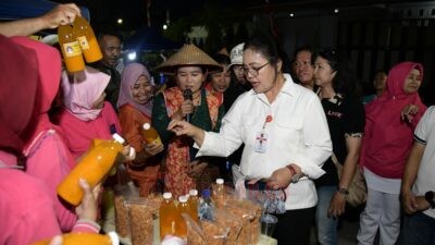 Wali Kota Semarang, Agustina Wilujeng Pramestuti saat menghadiri Pasar Tiban UMKM Lamper Lor. (dok Pemkot Semarang)