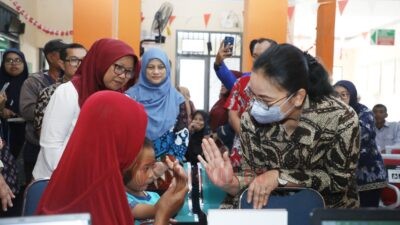 Wali Kota Semarang, Agustina Wilujeng Pramestuti saat menyapa masyrakat usai peresmian peluncuran Studi Pra-Pilot Layanan Satu Atap (One Stop Service/OSS) Tuberkulosis di Puskesmas Bangetayu, Kecamatan Genuk.(dok Pemkot Semarang)