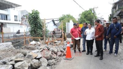 Wali Kota Semarang, Agustina Wilujeng Pramestuti bersama jajarannya saat meninjau langsung lokasi rumah pompa. (dok Pemkot Semarang)