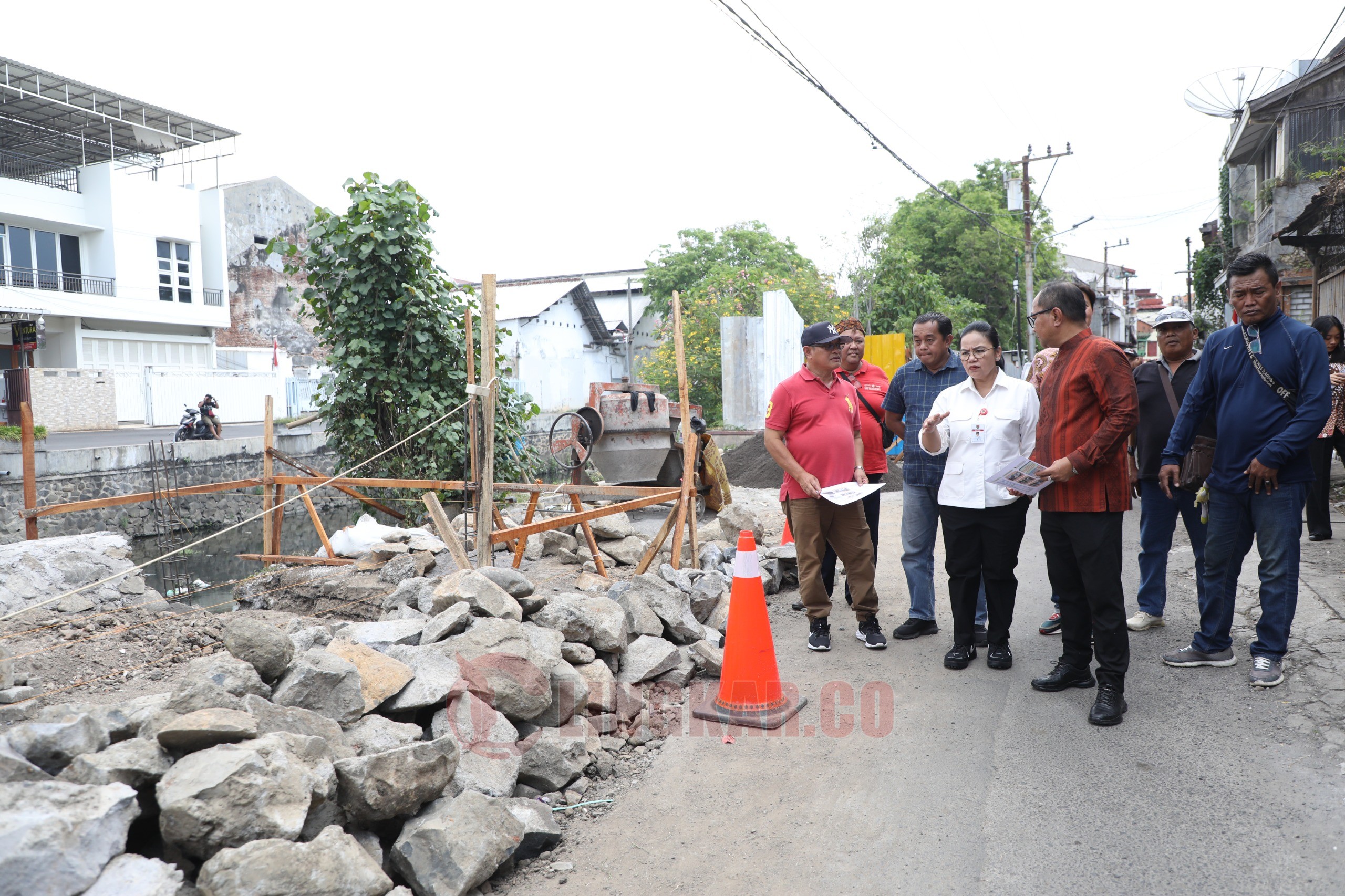 Wali Kota Semarang, Agustina Wilujeng Pramestuti bersama jajarannya saat meninjau langsung lokasi rumah pompa. (dok Pemkot Semarang)