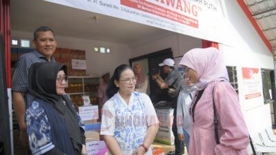 Wali Kota Semarang, Agustina Wilujeng Pramestuti saat mendampingi kunjungan Staf Khusus Menteri Koperasi Republik Indonesia, Ambar Pertiwiningrum, di Kelurahan Gedawang, Banyumanik. (dok Pemkot Semarang)