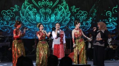 Wali Kota Semarang, Agustina Wilujeng Pramestuti saat menghadiri pembukaan Festival Kota Lama (FKL) Semarang 2025 di Laroka Theater, kawasan Kota Lama. (dok Pemkot Semarang)