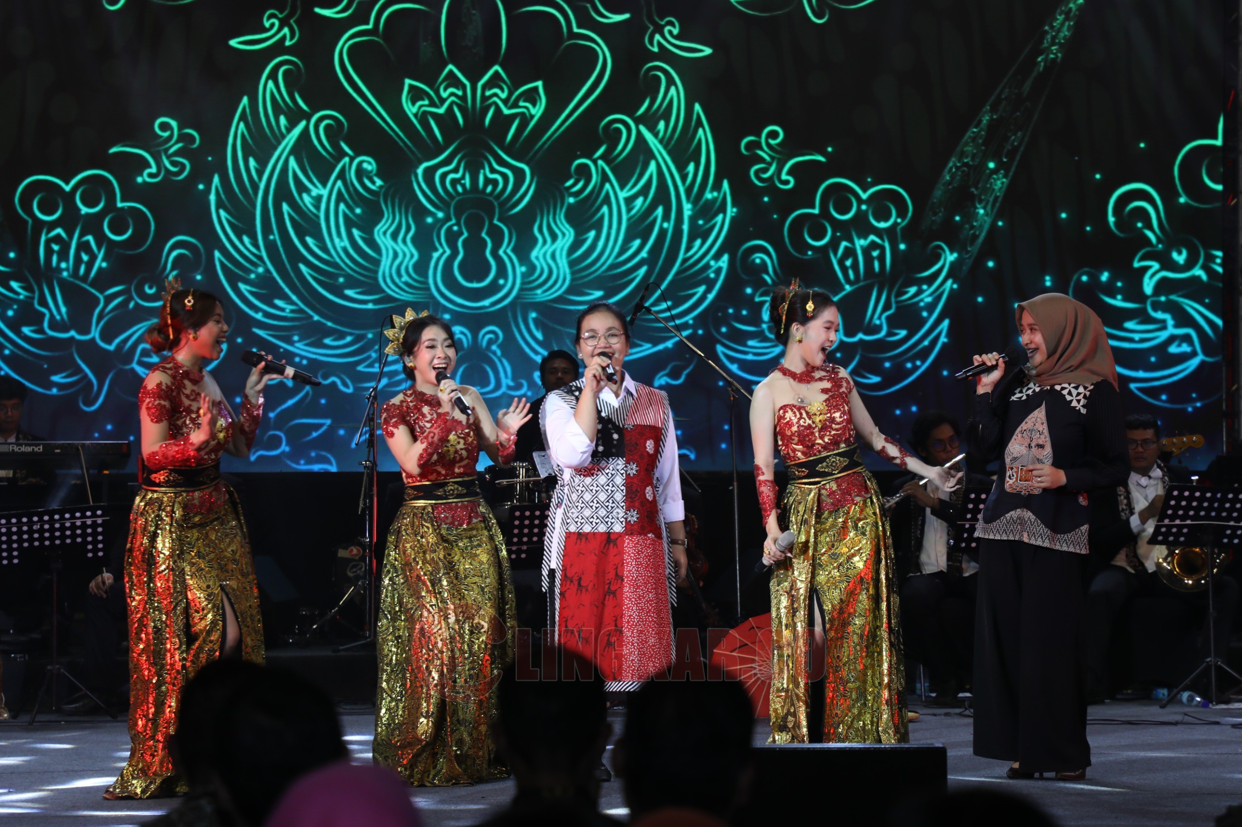 Wali Kota Semarang, Agustina Wilujeng Pramestuti saat menghadiri pembukaan Festival Kota Lama (FKL) Semarang 2025 di Laroka Theater, kawasan Kota Lama. (dok Pemkot Semarang)