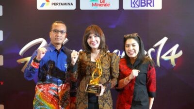 Wali Kota Semarang, Agustina Wilujeng yang diwakili oleh Kepala Dinas Koperasi dan Usaha Mikro Kota Semarang, Margaritha Mita Dewi Sopha terima penghargaan dari KompasTV. (dok Pemkot Semarang)