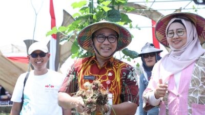 Wakil Wali Kota, Iswar Aminuddin, secara resmi membuka Semarang Agro Expo (SAE) 2025 yang berlangsung di UPTD Agrobisnis Dinas Pertanian Kota Semarang, Kecamatan Mijen. (dok Pemkot Semarang)