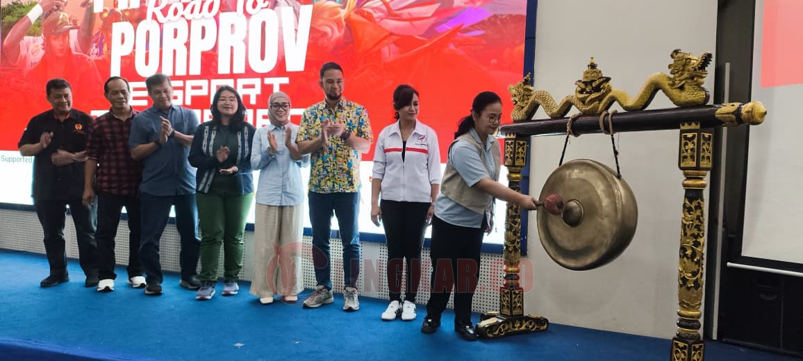 Wali Kota Semarang, Agustina Wilujeng Pramestuti didampingi Ketua PDESI Kota Semarang membuka turnamen E-Sport di Kampus Udinus. (dok Alan Henry)