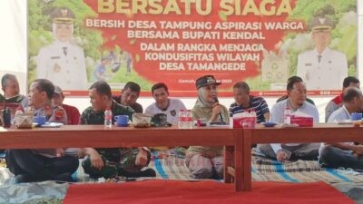 Bupati Kendal Dyah Kartika Permanasari saat menanggapi pertanyaan dalam acara Bersih Desa Tampung Aspirasi Warga (Bersatu Siaga) di Desa Taman Gede Kecamatan Gemuh, Jumat (10 /10/2025). Foto: Yoedhi/Lingkar.co