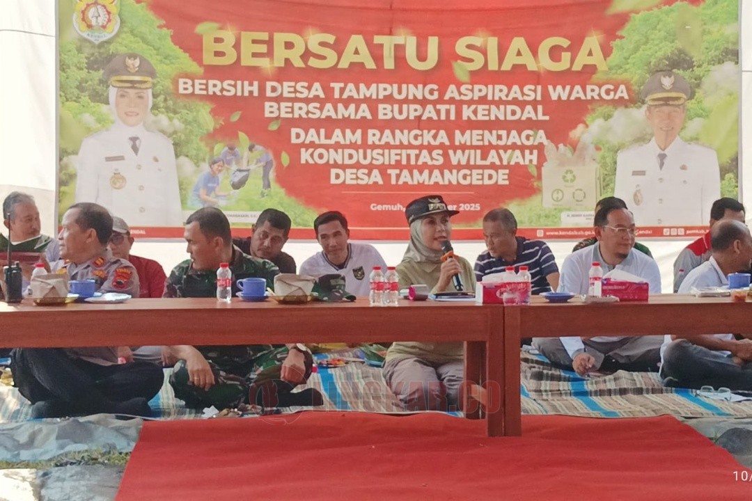 Bupati Kendal Dyah Kartika Permanasari saat menanggapi pertanyaan dalam acara Bersih Desa Tampung Aspirasi Warga (Bersatu Siaga) di Desa Taman Gede Kecamatan Gemuh, Jumat (10 /10/2025). Foto: Yoedhi/Lingkar.co