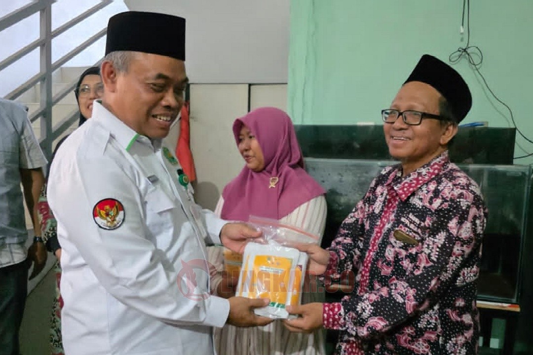 Kepala Kemenag Kota Semarang, Muhtasit beserta perwakilan Ditjen PHU Kemenag RI, dan BAZNAS RI serta perwakilan Baznas Kota Semarang menyerahkan dan haji 2025 kepada salah satu penerima. Foto: dokumentasi/istimewa