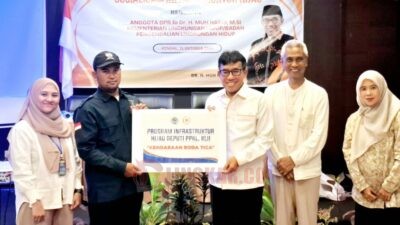 Anggota DPR RI, Muh. Haris menyerahkan bantuan kendaraan roda tiga kepada Kelompok Masyarakat Rumah Petani Nelayan Nusantara (RPNN) dalam kegiatan Sosialisasi Infrastruktur Hijau yang digelar di Hotel Tirta Arum, Kendal, Minggu (11/10/2025). Foto: dokumentasi/istimewa