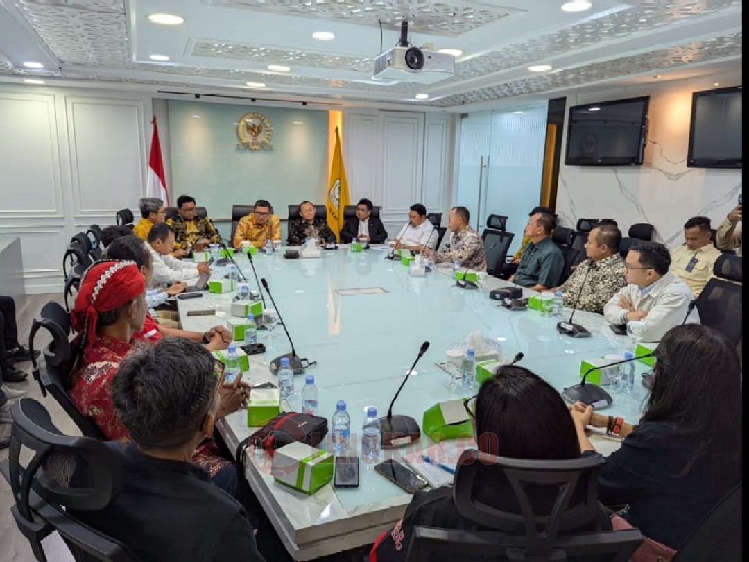 Ketua DPD Partai Golkar Jawa Tengah Mohammad Saleh beserta rombongan diterima oleh Ketua Fraksi Partai Golkar DPR RI Partai Golkar Muhammad Sarmuji dan anggota di ruang Baleg. Foto: dokumentasi