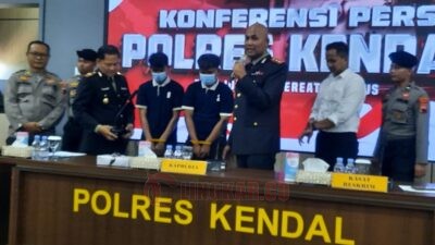 Jumpa pers Polsek Cepiring di Polres Kendal tentang pembawa Sajam yang viral di media sosial. Foto: Yoedhi/Lingkar.co