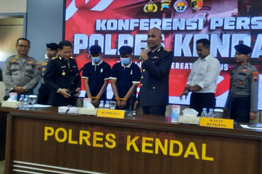 Jumpa pers Polsek Cepiring di Polres Kendal tentang pembawa Sajam yang viral di media sosial. Foto: Yoedhi/Lingkar.co
