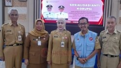 Bupati Kendal Dyah Kartika Permanasari berfoto bersama seusai sosialisasi anti korupsi. Foto: Yoedhi/Lingkar.co