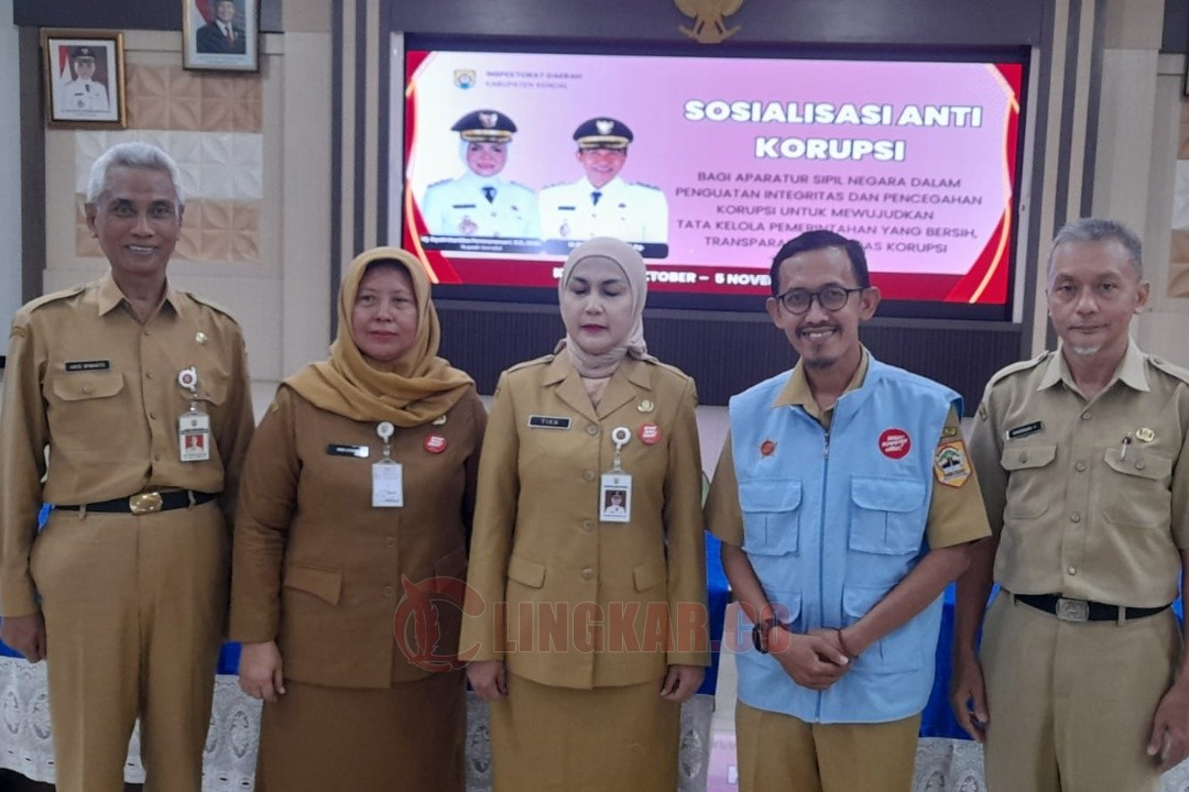 Bupati Kendal Dyah Kartika Permanasari berfoto bersama seusai sosialisasi anti korupsi. Foto: Yoedhi/Lingkar.co