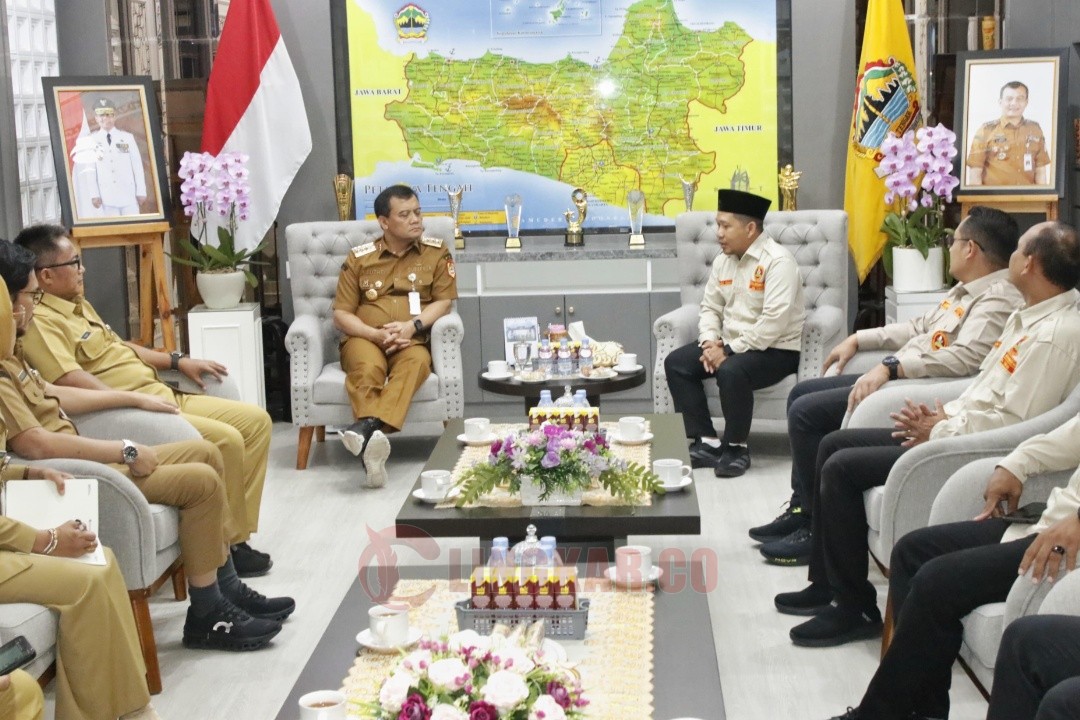 Gubernur Ahmad Luthfi saat menerima kunjungan Pimpinan Wilayah Pemuda Muhammadiyah Jawa Tengah di Kantor Gubernur Jawa Tengah, Senin (13/10/2025).