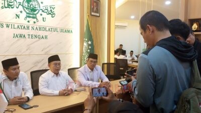 Ketua PWNU Jawa Tengah KH Abdul Ghaffar Rozin (tengah) saat jumpa pers Kick off Hari Santri Nasional PWNU Jateng di ruang rapat lt 2 PWNU Jawa Tengah, Senin (13/0/2025) sore. Rifqi/Lingkar.co