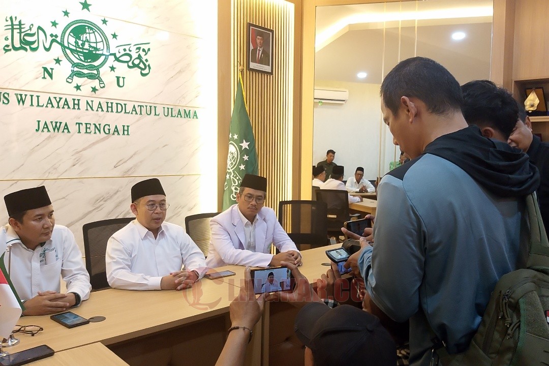 Ketua PWNU Jawa Tengah KH Abdul Ghaffar Rozin (tengah) saat jumpa pers Kick off Hari Santri Nasional PWNU Jateng di ruang rapat lt 2 PWNU Jawa Tengah, Senin (13/0/2025) sore. Rifqi/Lingkar.co
