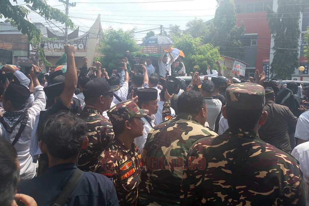 Aksi massa dari Himasal Jawa Tengah di depan kantor KPID Jateng, Jl. Tri Lomba Juang No.6, Mugassari, Kecamatan Semarang Selatan, Kota Semarang, Rabu (15/10/2025). Foto: Rifqi/Lingkar.co