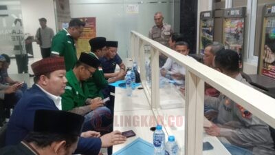 Perwakilan Himasal Jateng dan tim LBH Ansor Jateng saat membuat laporan aduan ke SKPT Polda Jateng. Foto: istimewa