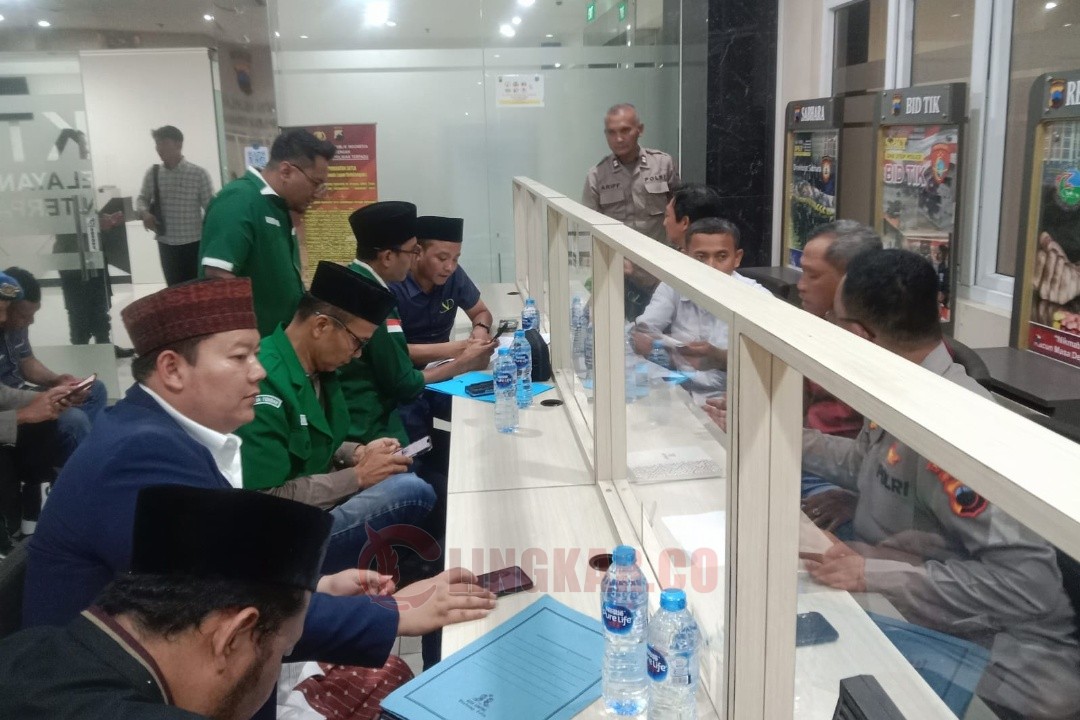Perwakilan Himasal Jateng dan tim LBH Ansor Jateng saat membuat laporan aduan ke SKPT Polda Jateng. Foto: istimewa