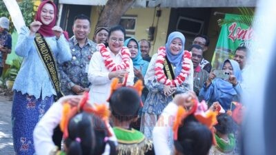 Bunda PAUD Jateng dan Bunda Kota Semarang, Nawal Arafah Yasin dan Agustina Wilujeng Pramestuti saat peluncuran PAUD Emas di PAUD Tirta Kenanga, Kelurahan Bongsari, Kota Semarang, Kamis (16/10/2025). Foto: dokumentasi