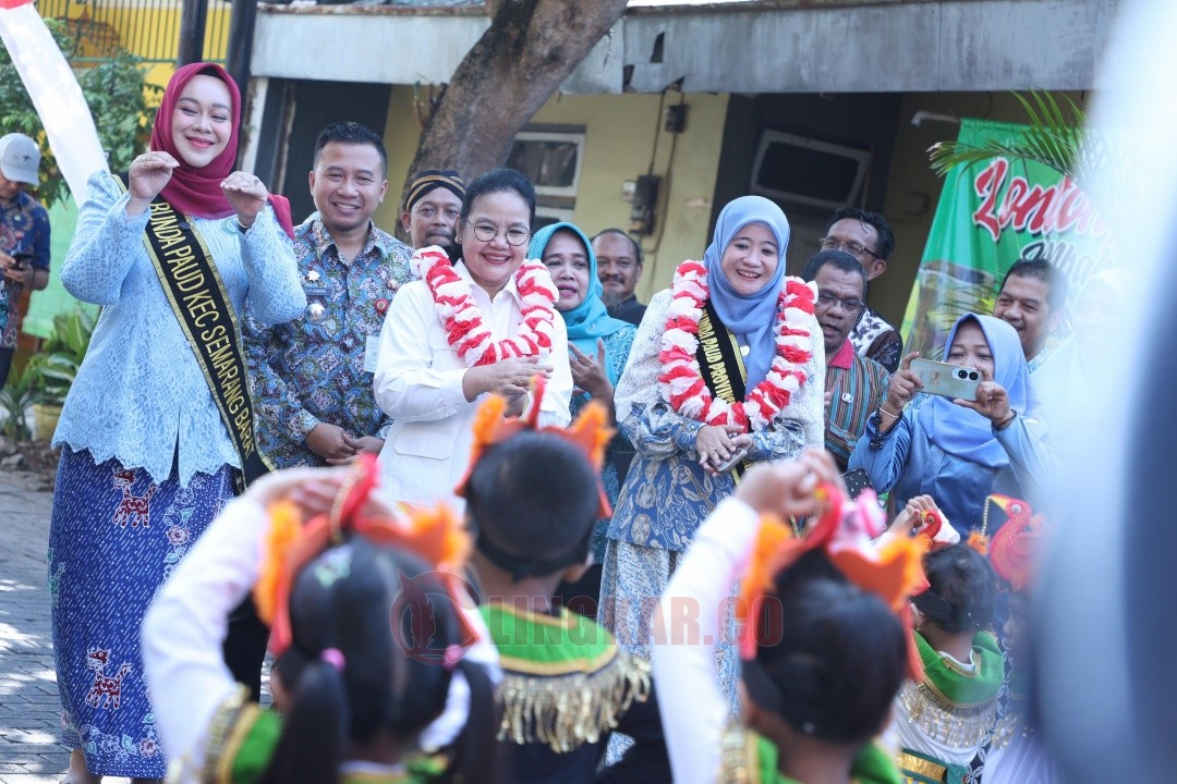 Bunda PAUD Jateng dan Bunda Kota Semarang, Nawal Arafah Yasin dan Agustina Wilujeng Pramestuti saat peluncuran PAUD Emas di PAUD Tirta Kenanga, Kelurahan Bongsari, Kota Semarang, Kamis (16/10/2025). Foto: dokumentasi