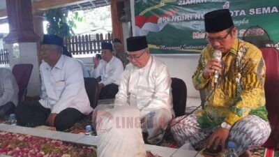 Rais Mustafadl Idaroh Aliyah (Pimpinan Pusat) Jam’iyyah Ahli Thoriqoh al-Muktabarah an-Nahdliyyah (Jatman) Drs KH Dzikron Abdullah didampingi Rais Syuriyah PCNU Kota Semarang KH Hanief Ismail Lc saat memimpin doa di makam KH Abdullah Sajad Sendangguwo Semarang, Kamis (16/10/2023). Foto: dokumentasi