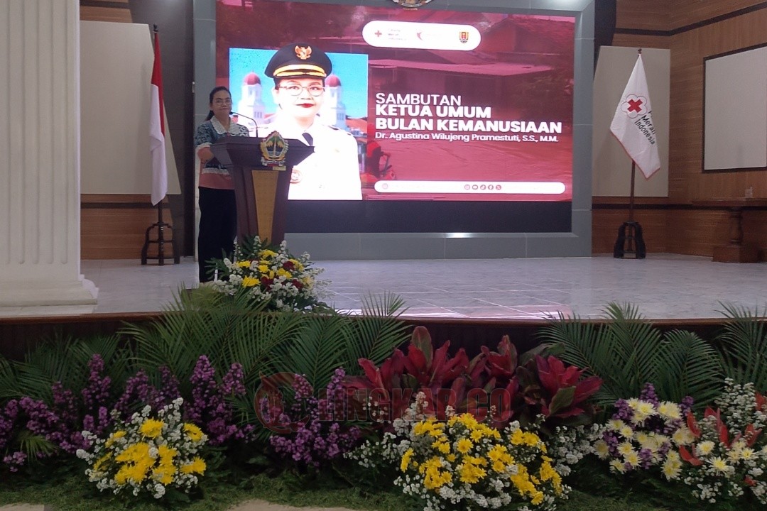 Wali Kota Semarang, Agustina Wilujeng Pramestuti saat menyampaikan sambutan penutupan Bulan Kemanusiaan PMI Kota Semarang di Wisma Perdamaian Jl. Imam Bonjol No.209, Pendrikan Kidul, Kec. Semarang Tengah, Kota Semarang, Sabtu (18/10/2025) pagi.