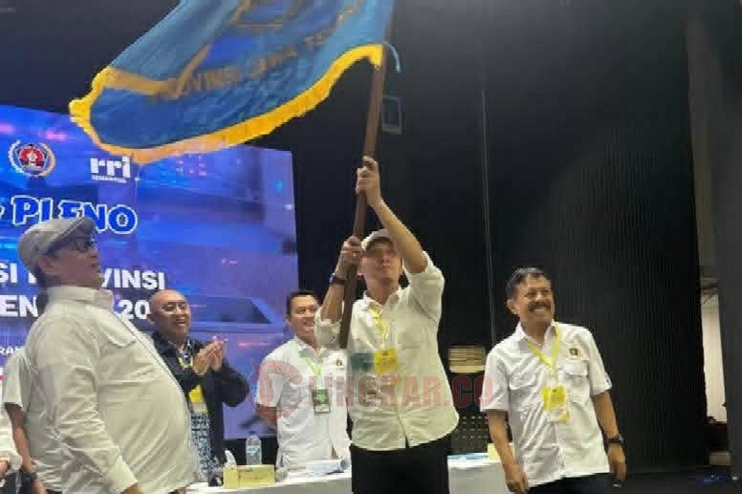 Setiawan Hendra Kelana atau Iwan HK setelah dinyatakan aklamasi dalam Konferprov di Auditorium RRI pada Sabtu (18/10/2025) memegang pataka PWI simbol tongkat estafet kemimpinan PWI Jateng lima tahun kedepan. Foto: istimewa