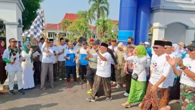 Bupati dan Wabup Kendal bersama para pengasuh Ponpes di Kabupaten Kendal saat melepas peserta jalan sehat Hari Santri Nasional 2025. Foto: Yoedhi/Lingkar.co