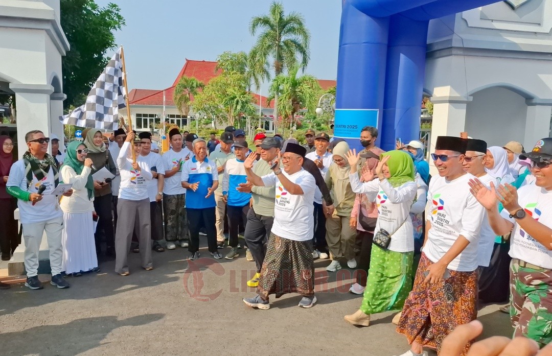 Bupati dan Wabup Kendal bersama para pengasuh Ponpes di Kabupaten Kendal saat melepas peserta jalan sehat Hari Santri Nasional 2025. Foto: Yoedhi/Lingkar.co