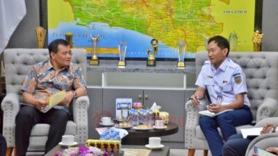 Direktur Utama PT KAI, Bobby Rasyidin, dan Bupati Batang, M Faiz Kurniawan saat audiensi dengan Gubernur Jawa Tengah, Ahmad Luthfi, di Kantor Gubernur, Kota Semarang, Selasa (21/10/2025). Foto: dokumentasi