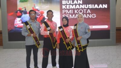 Putra Raka Suranda dan Mindiana Febri Sukmaningtyas (tengah) berfoto bersama Duta Kemanusiaan PMI Kota Semarang 2024-2025 saat penutupan kegiatan Bulan Kemanusiaan PMI Kota Semarang, Sabtu (18/10/10/2025). Foto: dokumentasi