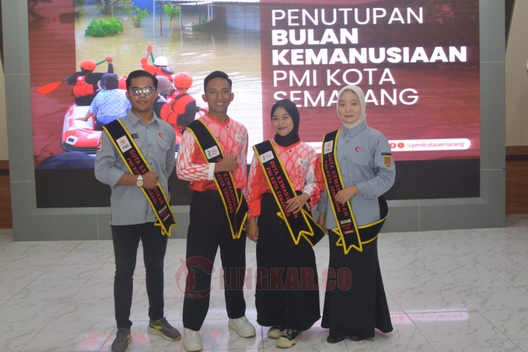 Putra Raka Suranda dan Mindiana Febri Sukmaningtyas (tengah) berfoto bersama Duta Kemanusiaan PMI Kota Semarang 2024-2025 saat penutupan kegiatan Bulan Kemanusiaan PMI Kota Semarang, Sabtu (18/10/10/2025). Foto: dokumentasi