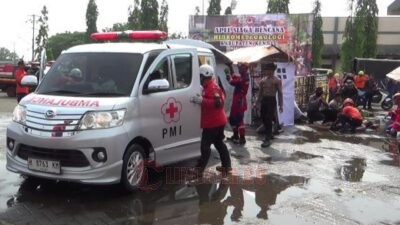 Pemkab Kendal saat menggelar simulasi kondisi TDB yang melibatkan BPBD, PMI dan relawan lintas komunitas. Foto: Yoedhi/Lingkar.co