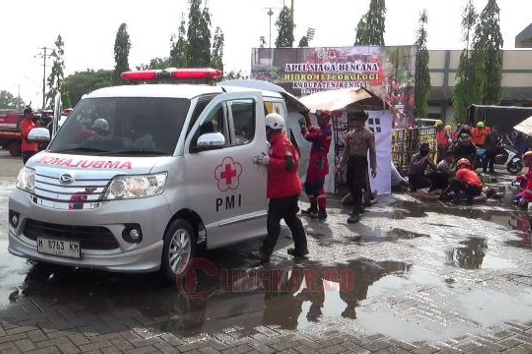 Pemkab Kendal saat menggelar simulasi kondisi TDB yang melibatkan BPBD, PMI dan relawan lintas komunitas. Foto: Yoedhi/Lingkar.co