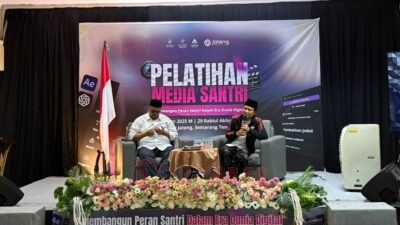 Pengasuh Ponpes Asrama Perguruan Islam (API) Tegalrejo, Magelang KH M Yusuf Chudlori atau Gus Yusuf saat menjadi narasumber acara Seminar Bincang Media Santri oleh RMI PWNU Jateng di rumah dinas Wakil Ketua DPRD Jawa Tengah Sarif Abdillah di Semarang Tengah, Kota Semarang, Selasa (21/10/2025).