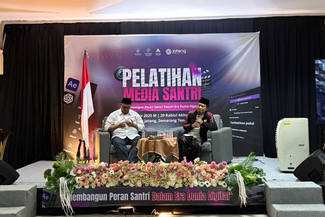 Pengasuh Ponpes Asrama Perguruan Islam (API) Tegalrejo, Magelang KH M Yusuf Chudlori atau Gus Yusuf saat menjadi narasumber acara Seminar Bincang Media Santri oleh RMI PWNU Jateng di rumah dinas Wakil Ketua DPRD Jawa Tengah Sarif Abdillah di Semarang Tengah, Kota Semarang, Selasa (21/10/2025).
